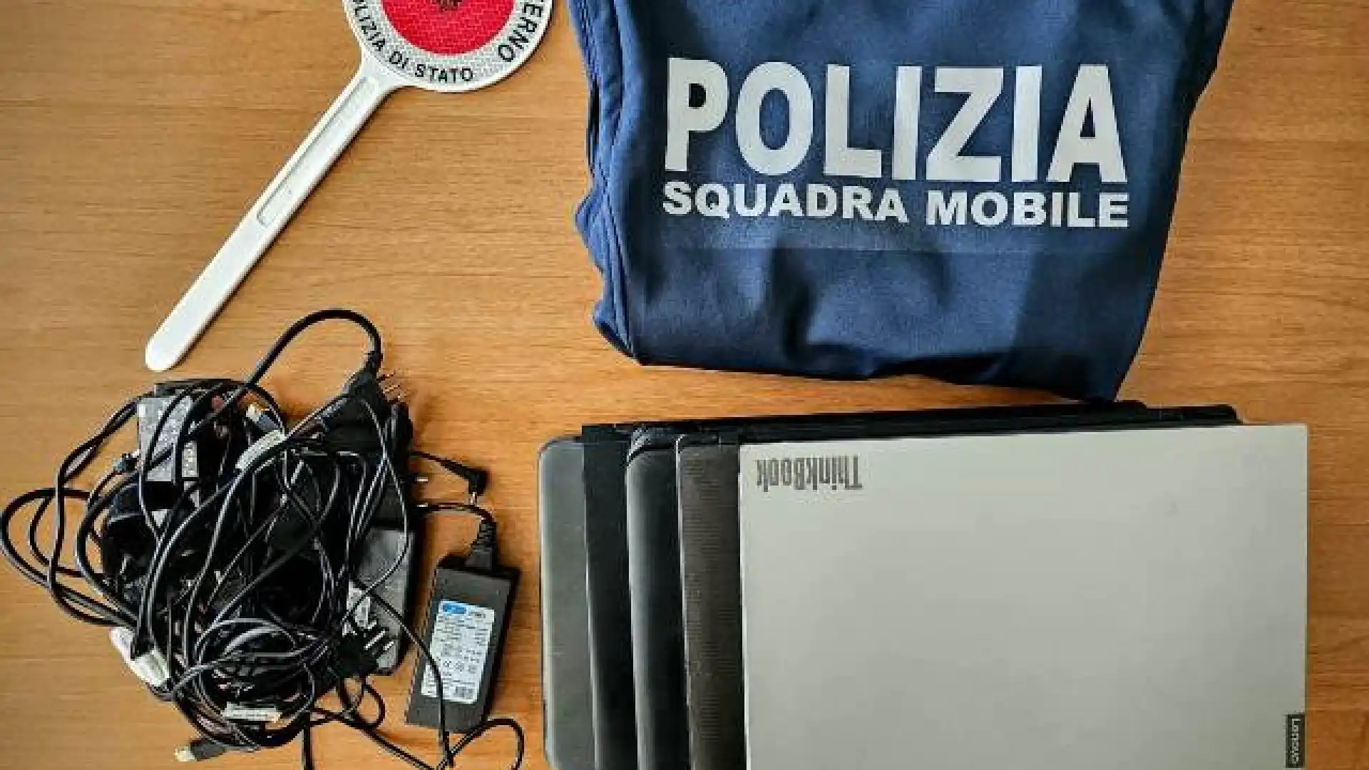 Isernia: furto di PC in una suola elementare della città. La Squadra Mobile recupera la refurtiva e denuncia i responsabili.